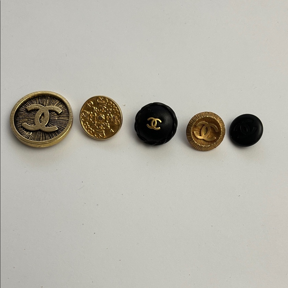 Vintage CHANEL Black and Gold Button Collection lot of 5 
)